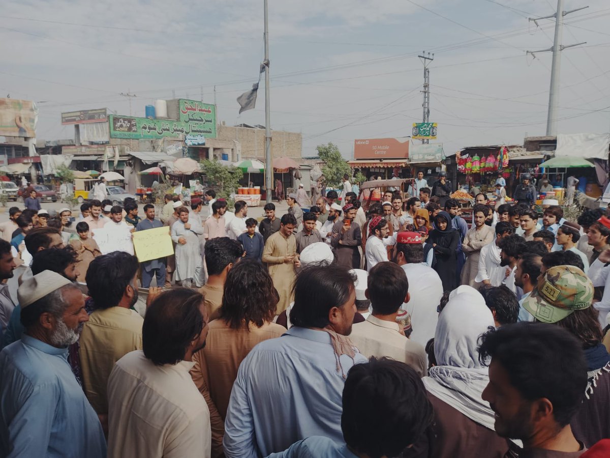 Afridimuda07's tweet photo. پی ٹی ایم خیبر کا تحصیل باڑہ میں پولیس کے 2 اہلکاروں کو شہید کرنا اور تیراہ میں اورنگزیب کو شہید کرنے اور روز ٹارگٹ کلنگ میں اضافہ کے حوالے سے باڑہ بازار خیبر چوک پر احتجاج شروع
#PashtunDiscriminationInPakistan https://t.co/Jd6rFmYgSy