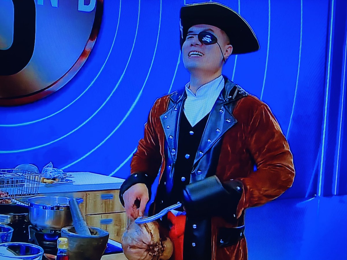 ได้แต่ถามตัวเองว่า...
นี่ชั้นกำลังดูรายการทำอาหารถูกไม๊ 
ขอร้องงงงง5555555555
#BidCoinChef
#สุดยอดเชฟหักเหลี่ยมโหด