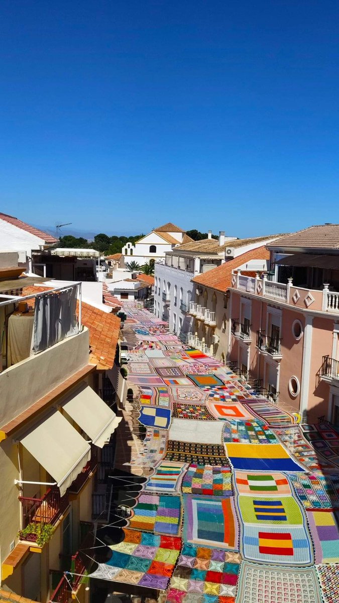 Spanish crochet teacher Eva Pacheco and her students created a street canopy in crochet and knitting, making welcome shade for the community of Alhaurín de la Torre, Malaga #WomensArt