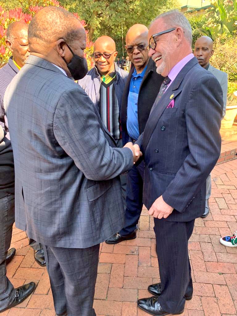 Makatane_'s tweet image. Ace Magashule so shocked to see Carl shaking Gwede's hand as if he wasn't shaking President Ramaphosa's just a minute before 😂