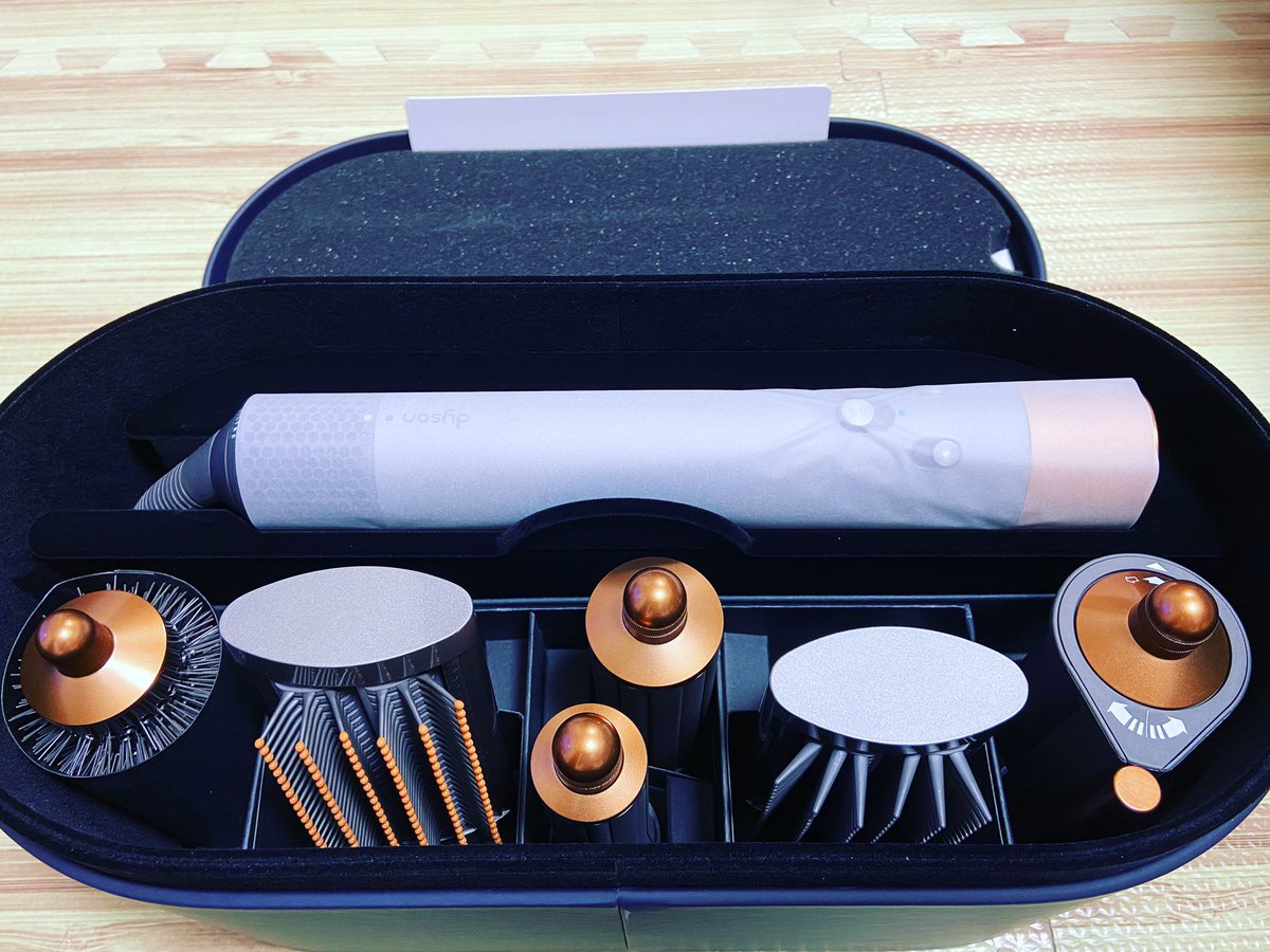 VegaYone's tweet photo. Dyson Airwrap™マルチスタイラー Complete (ニッケル／コッパー) 収納ボックス付き

#dyson 
#マルチスタイラー 
#木更津アウトレット 
#dysonアウトレット
#ヤマダ電機購入品 https://t.co/srMpYILRiY