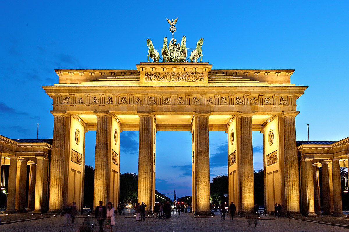 evans_efedjare's tweet photo. The 18th century #Brandenburg Gate is one Berlin's most iconic sights .  More than just Berlin's only surviving historical city gate , this site came to symbolize Berlin's Cold War division into East and West and even became part of the #BerlinWall . https://t.co/GYOhdXkfFL