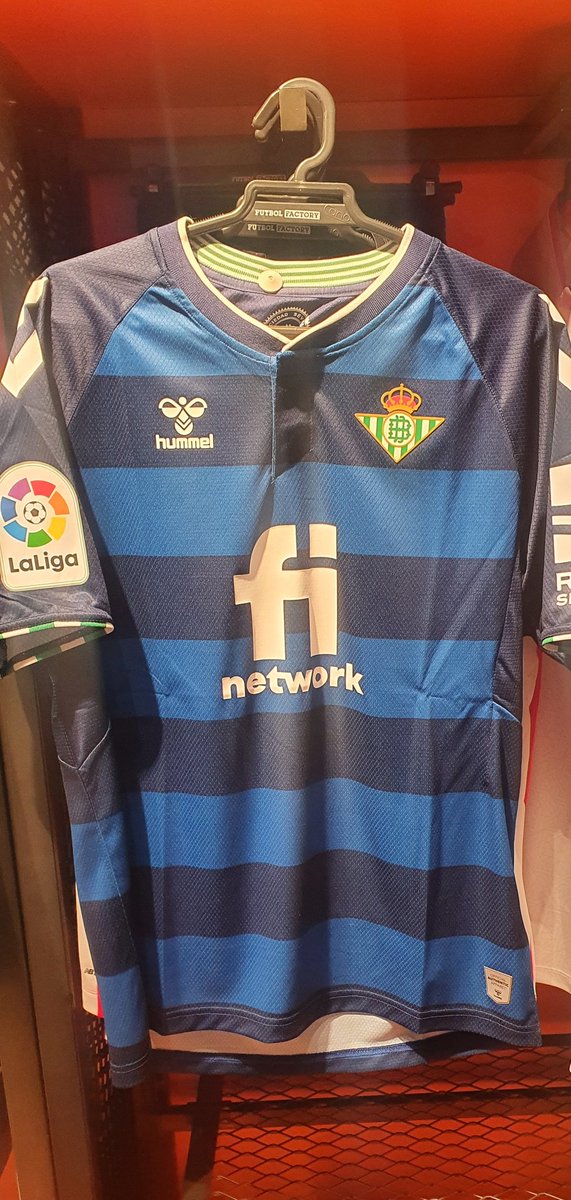 etekevale's tweet photo. A la venta en Madrid ayer..... y los artistas de Twitter diciendo que la han filtrado!!😂😂 #betis #hummels https://t.co/EuzHPPxDMk