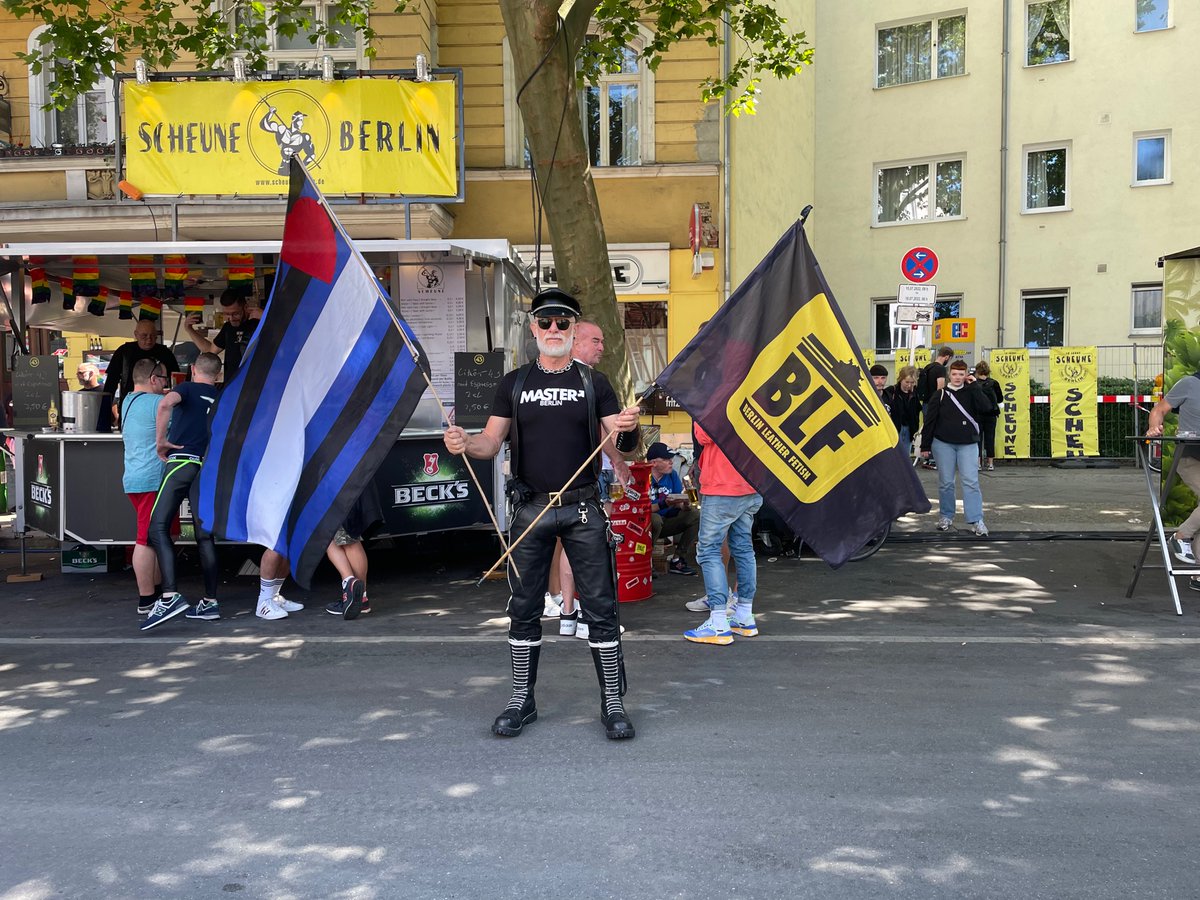 MasterTopXXL1's tweet photo. Hallo Männer! Wir machen heute gegen 19:00 Uhr ein großes Foto mit vielen sexy Männern in Leder und Fetisch. Ihr seid herzlich dazu eingeladen! #blf #fetisch #fetish #leatherman #scheuneberlin #gay https://t.co/5hAfftz2cv