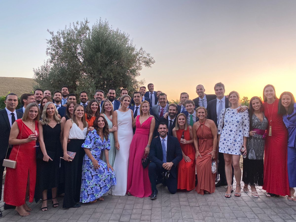 CoviranGranada's tweet photo. 💍 Queremos felicitar al coordinador de las categorías inferiores de la Fundación CB Granada, Juanra, y a nuestra entrenadora, Alba, que desde ayer son marido y mujer.

🙌 ¡¡ENHORABUENA!! https://t.co/mjZFbAlM3z