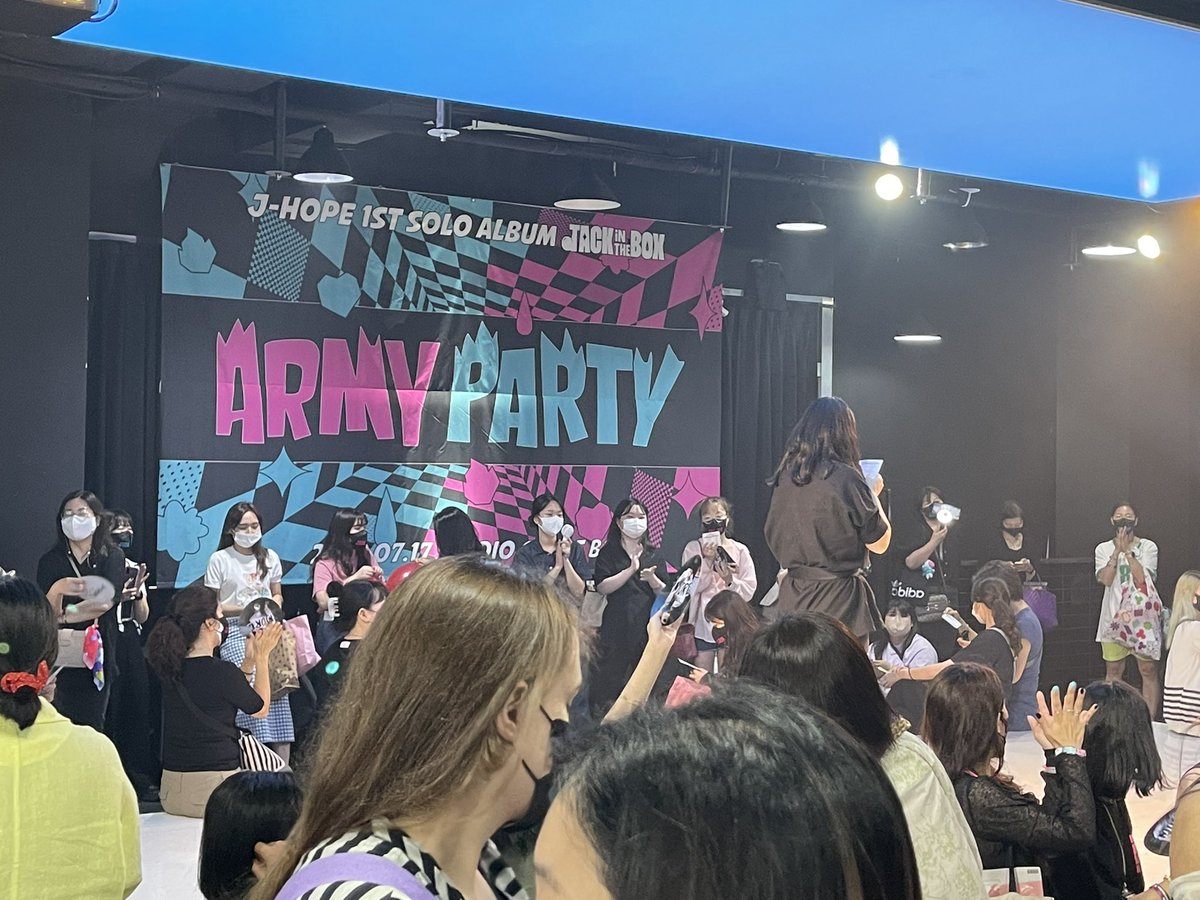 KKMJPKJBTSOT7's tweet photo. 정말 하이부 19층 안부러운 파티🔥🔥🔥
준비/진행/협찬/나눔해주신 분들까지 고생 많으셨을텐데 꼼꼼하고 원활하고 신나는 행사 마련해주셔서 너무너무 감사해요 덕분에 머리풀고 신나게 놀고 행복해졌어요! 영상 기대할게요!!!!

#jhope_ArmyParty #제이홉솔로앨범아미파티 #제이홉방화떼창 https://t.co/DZsruPXXpA