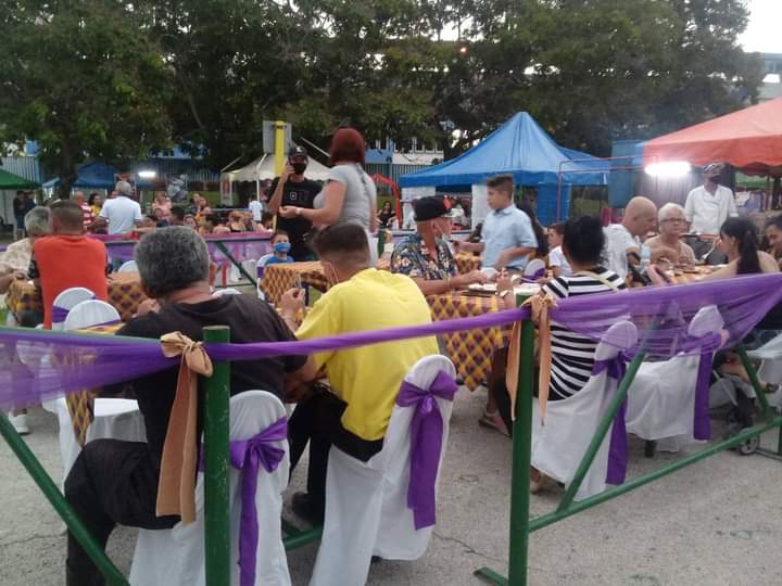 Disfrute este #VeranoConTodos y participe tdos los sábados de las variadas ofertas gastronómicas, espacios recreativos, música en vivo y grabada que les brinda las Noches Holguineras!!🎆
#VamosConTodo
#CubaPorLaPaz #ComercioCuba #VamosConTodo <a href="/BetsyDazVelzqu2/">Betsy Díaz Velázquez</a> <a href="/PresidenciaCuba/">Presidencia Cuba 🇨🇺</a>