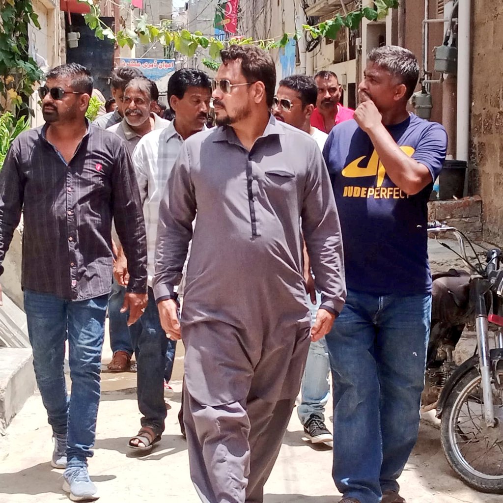 Irfan_Khan_090's tweet photo. پیپلز پارٹی کے نامزد چیئرمین عرفان خان اور وائس چیئرمین نے یوسی 3 ضلع کورنگی میں مختلف گرجا گھروں کا دورہ کیا اور مسیحی برادری سے ملاقات کی۔
 مسیحی برادری نے 24/جولائی/22 کو ہونے والے بلدیاتی انتخابات میں پی پی پی کی مکمل حمایت کا اظہار کیا۔
@AliRashidPPP @SaeedGhani1 https://t.co/XTWQ3EmZdb