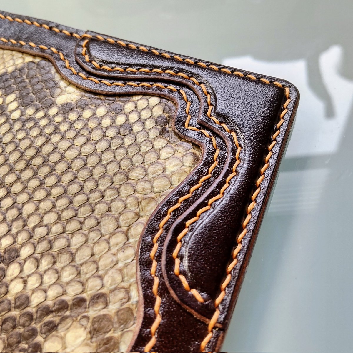kochan_leather's tweet photo. 機種変更したのでスマホケースをダイヤモンドパイソンのインレイで作ってみました！
表はルガト、裏は栃木サドルを使用！
コーナー飾りはアンコを入れて立体的に仕上げてます。
ステッチもきれいにできたし、大満足です！
#レザークラフト
#leather_craft
#leathercraft https://t.co/fODXvA0nxB