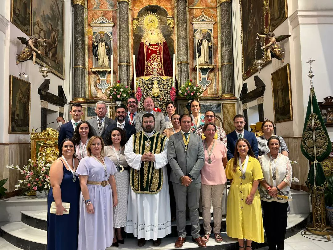 HdadRocioCamas's tweet photo. 🟢JURA DE LA NUEVA JUNTA DE GOBIERNO

En la Eucaristía mensual de nuestra Hermandad, presidida por nuestro director espiritual han tomado posesion de sus cargos los miembros de la nueva junta de Gobierno, quienes serán los encargados de regir el futuro de nuestra hermandad. https://t.co/4hJK1oNcYm