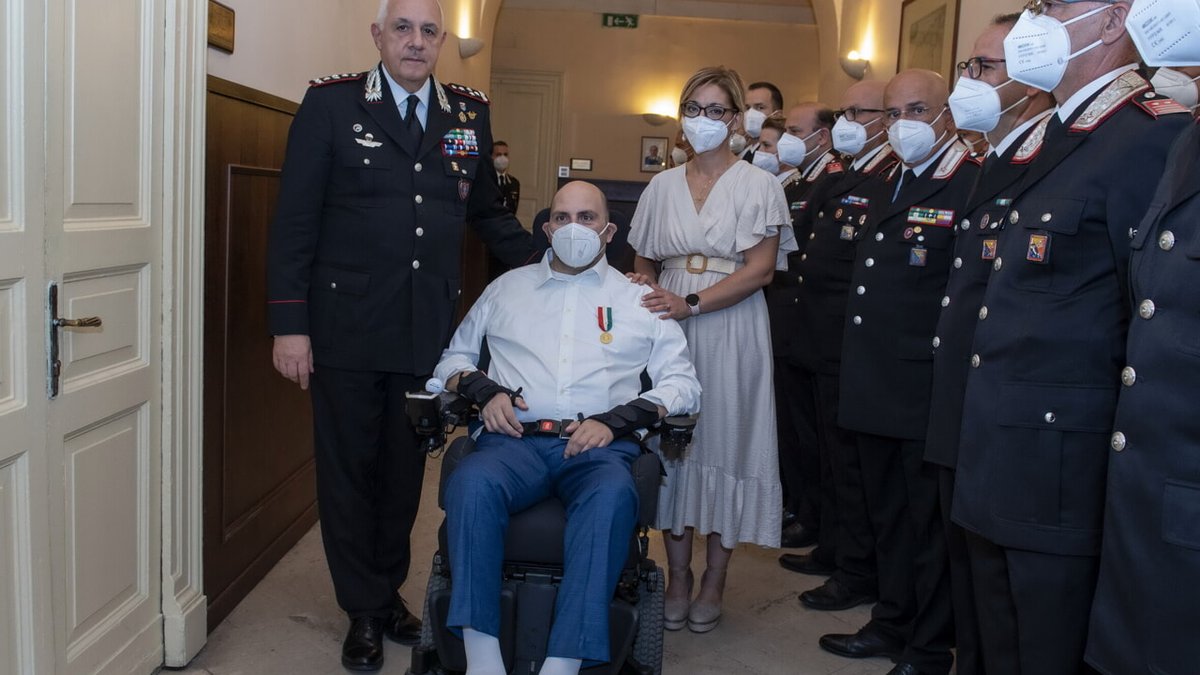 InFoDifesa's tweet photo. Il comandante generale dei #Carabinieri consegna la medaglia al valor civile al brigadiere Sebastiano Grasso - https://t.co/DZK9Vchn1z - #ComandanteGenerale #Luzi #TeoLuzi https://t.co/A6oDC5v9hx