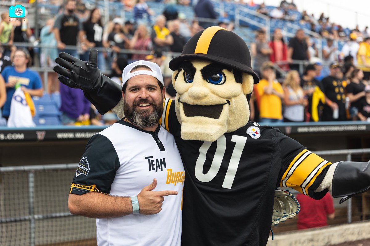 JSKO_PHOTO's tweet photo. Tone Digz representing at the Cam Heyward Softball Game 

@ToneDigz @PatMcAfeeShow 
#Steelers #SteelerNation https://t.co/AJPkAz2Kt9
