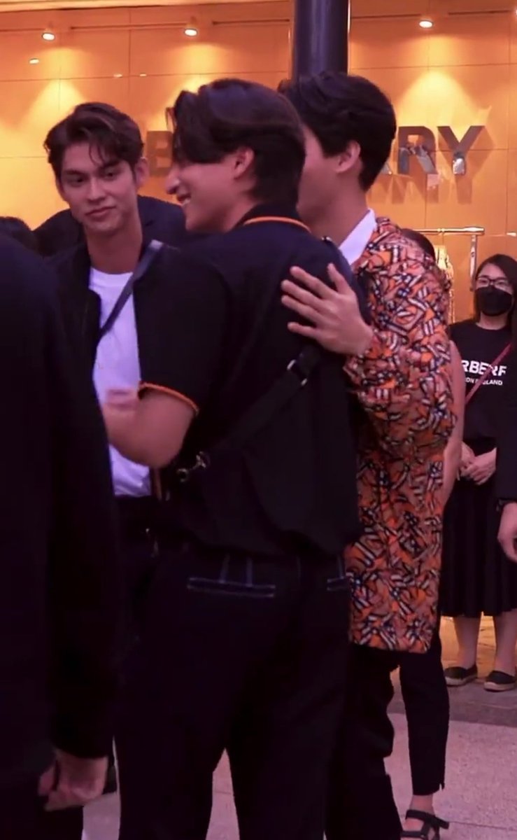 blueynights's tweet photo. Bright, sees this:

Bright: Sits between gulf and win hence the reason win and gulf have no photos 🌚
 Name a better wall, I'll wait.
#ไบร์ทวิน https://t.co/FtfQ5bLAYl