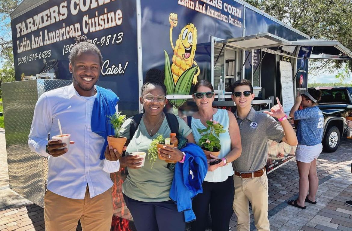 It was a great time "growing and grubbing" with <a href="/fgcu_pb/">FGCU Programming Board</a> last week! 🌻🌿