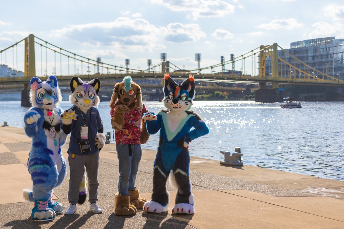 fawxbite's tweet photo. We got the squad decked out at the @Aheunfursuit family meet-up! #Anthrocon2022

🐩@AdondisArt
🐯@Plunder_Thunder
🐯@DerpyDutchie
🐺 @Barksized 

📸 @chipiofur https://t.co/YDtW3ZEKSL