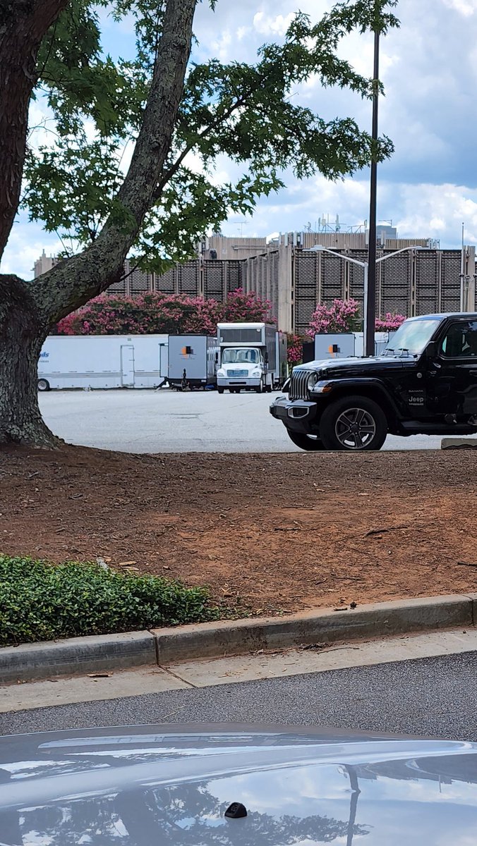 YautjaMayne's tweet image. Looks like the #StrangerThings crew could possibly be in the Lab filming Season 5... Literally...

#HawkinsLab #FilmingInProgress