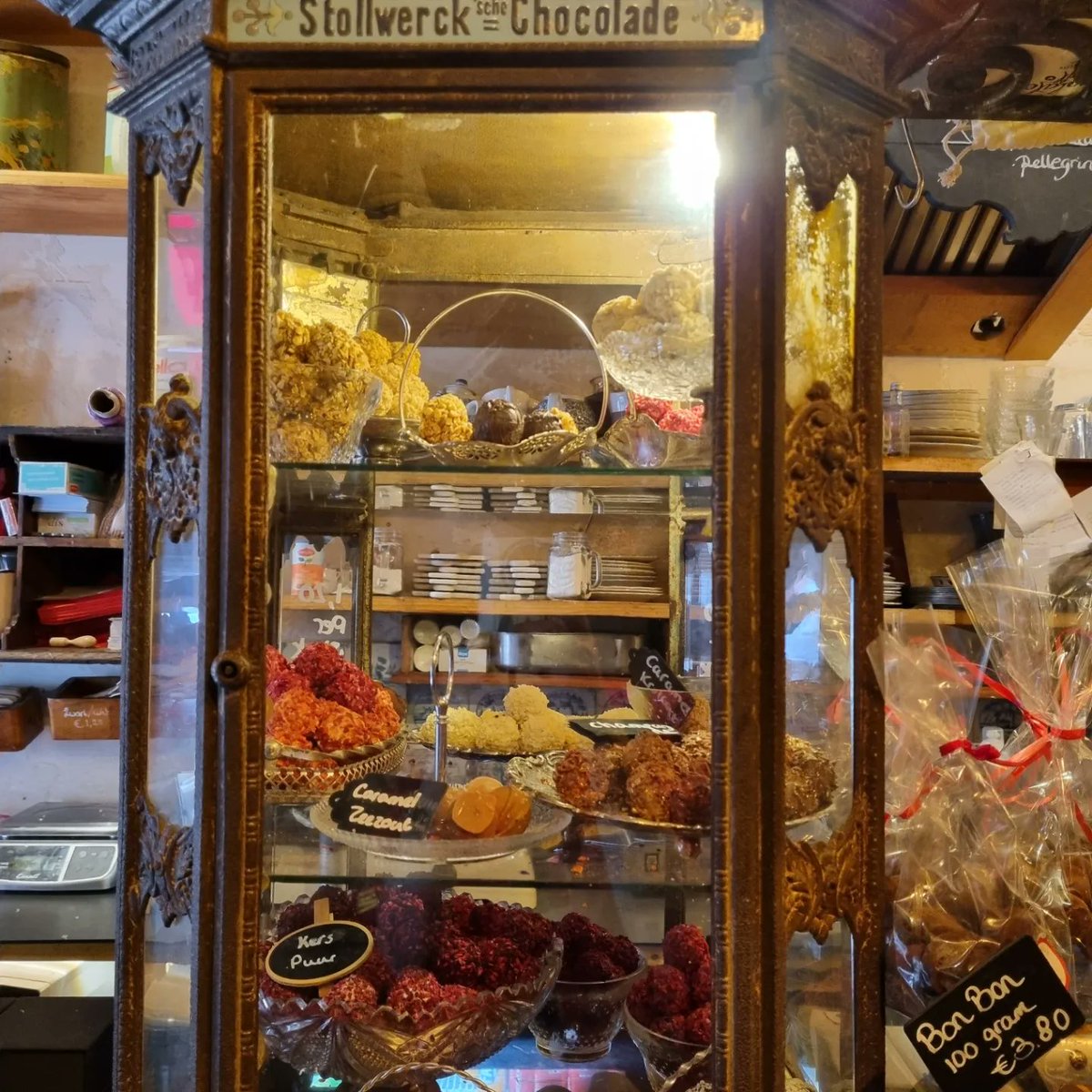 Last week I discovered this cute store in 18th century style in #Alkmaar 😍. Step back in time and enjoy the abundance of delicious sweet fragrances and yummy treats! 😍

#travel #foodphotography #travelphotography #PhotoOfTheDay #Sunday #Holland #Foodies @StadAlkmaar