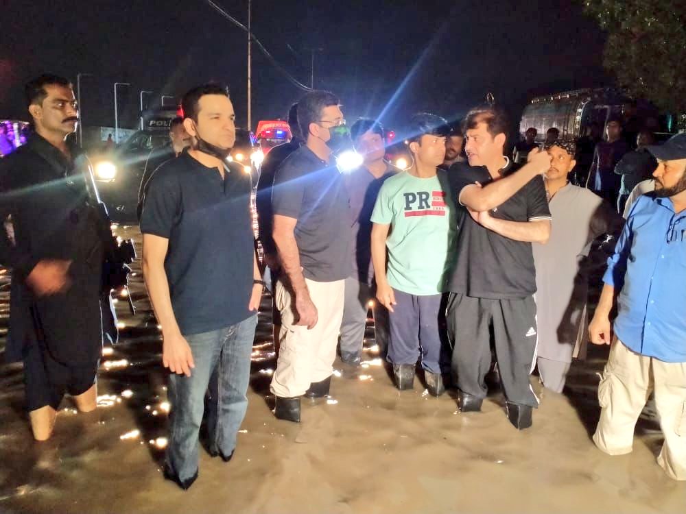 NaveedbossPPP's tweet photo. سابق ایم این اے و جنرل سیکرٹری پیپلز بزنس فورم سندھ علی راشد نے وزیر جنگلات نواب تیمور تالپور صاحب کے ہمراہ ضلع کورنگی کے مختلف علاقوں کا بارش کے دوران سیوریج اور سڑکوں کی صورتحال کا جائزہ لیا۔

@AliRashidPPP @TalpurTaimur 

#PPP #LocalBodyElections2022 #VoteForTeer https://t.co/HFd4R6jh6M