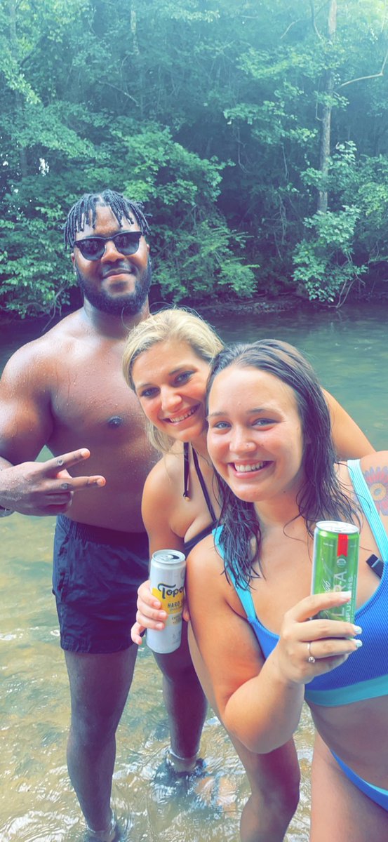 BaileeConnell's tweet photo. We loveeee a good float day. 💕 https://t.co/iKgNHiSzKK
