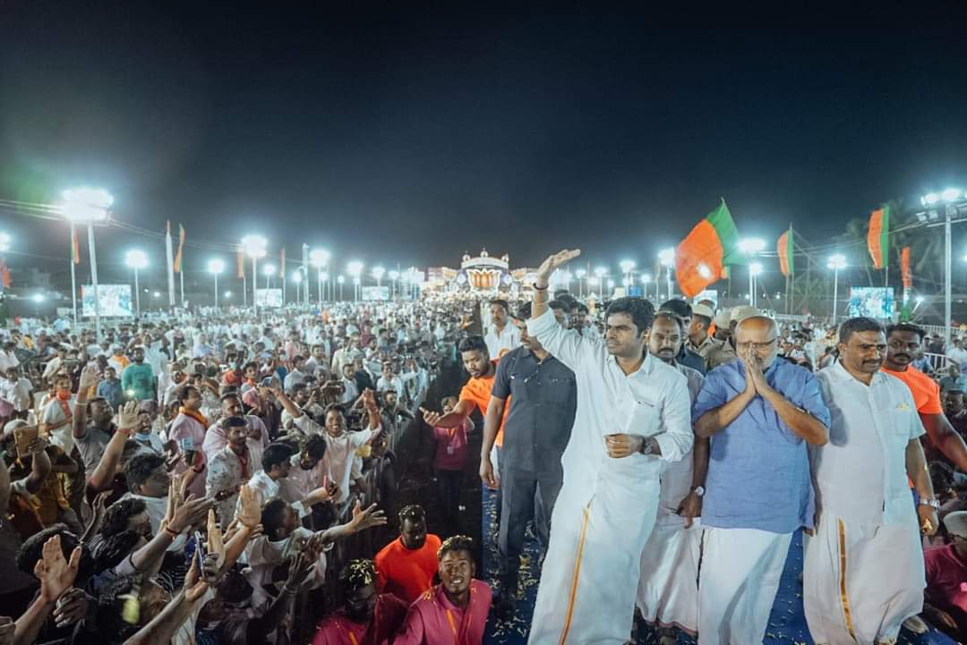MSBalajiMSB's tweet photo. #8YearsOfModiGovt.

நம் பாரத பிரதமர் திரு நரேந்திர மோடி அவர்களுக்கு ஆதரவு தெரிவித்து கனத்த மழைச் சூழலிலும் கரையாத மனதுடன், நிறை நிறையாய் மக்கள் சேர, கரையாம்புத்தூர் மைதானம் நிரம்பியது. 

ஒவ்வொரு முறை மோடி அவர்களின் பெயரை உச்சரிக்கும் போதெல்லாம் உற்சாக ஆரவாரம்.

@annamalai_k https://t.co/3vAinlFS41