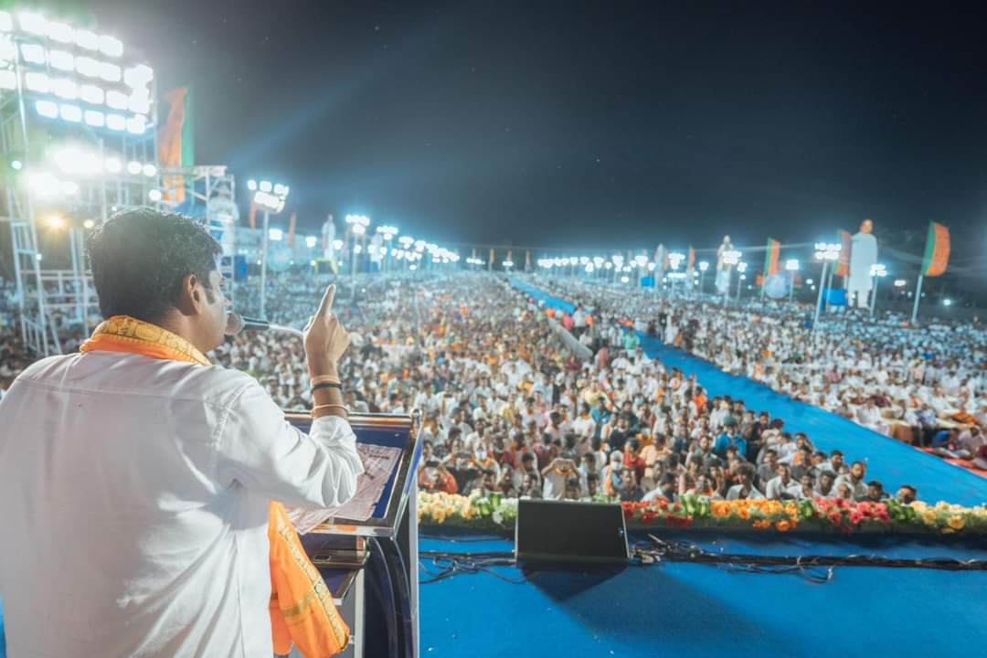 MSBalajiMSB's tweet photo. #8YearsOfModiGovt.

நம் பாரத பிரதமர் திரு நரேந்திர மோடி அவர்களுக்கு ஆதரவு தெரிவித்து கனத்த மழைச் சூழலிலும் கரையாத மனதுடன், நிறை நிறையாய் மக்கள் சேர, கரையாம்புத்தூர் மைதானம் நிரம்பியது. 

ஒவ்வொரு முறை மோடி அவர்களின் பெயரை உச்சரிக்கும் போதெல்லாம் உற்சாக ஆரவாரம்.

@annamalai_k https://t.co/3vAinlFS41