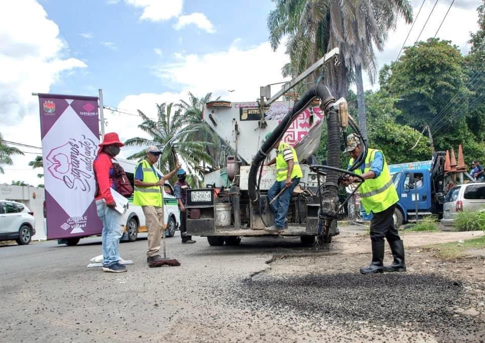 RosyUrbinaTap's tweet photo. Hoy supervisamos los avances del #ProgramaPermanenteDeBacheo en Bulevar Antiguo Aeropuerto, que garantiza la seguridad de peatones y automovilistas que diariamente transitan por este importante circuito vial de nuestro municipio.

#SigamosAdelante
#TapachulaAvanza 🫶🏻🚧 https://t.co/IF8BeFPCqI