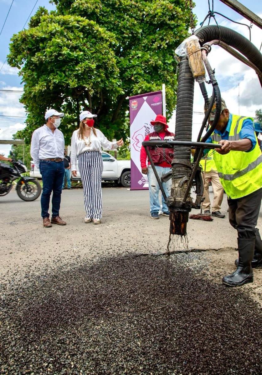 RosyUrbinaTap's tweet photo. Hoy supervisamos los avances del #ProgramaPermanenteDeBacheo en Bulevar Antiguo Aeropuerto, que garantiza la seguridad de peatones y automovilistas que diariamente transitan por este importante circuito vial de nuestro municipio.

#SigamosAdelante
#TapachulaAvanza 🫶🏻🚧 https://t.co/IF8BeFPCqI