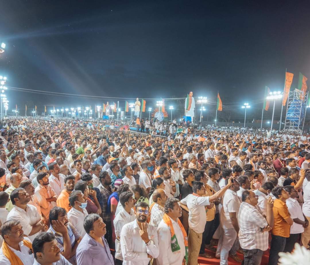 MSBalajiMSB's tweet photo. #8YearsOfModiGovt.

நம் பாரத பிரதமர் திரு நரேந்திர மோடி அவர்களுக்கு ஆதரவு தெரிவித்து கனத்த மழைச் சூழலிலும் கரையாத மனதுடன், நிறை நிறையாய் மக்கள் சேர, கரையாம்புத்தூர் மைதானம் நிரம்பியது. 

ஒவ்வொரு முறை மோடி அவர்களின் பெயரை உச்சரிக்கும் போதெல்லாம் உற்சாக ஆரவாரம்.

@annamalai_k https://t.co/3vAinlFS41