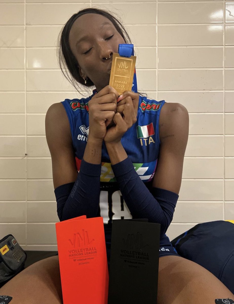 ItaliaTeam_it's tweet image. Paola Egonu premiata come miglior opposto e come miglior giocatrice del torneo. Fenomenale! 🤩💙

#ItaliaTeam | @Federvolley | #VNLFinals