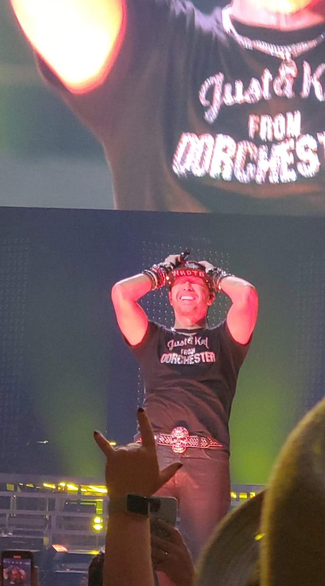 jennyfa7's tweet photo. #nkotbmixtapetour Boston. Show #4 for me this tour and my last was amazing! Can’t wait for whatever is next! I’ll get a barstool someday! @DonnieWahlberg 🤖❤️♾ https://t.co/7ngivfXx5T