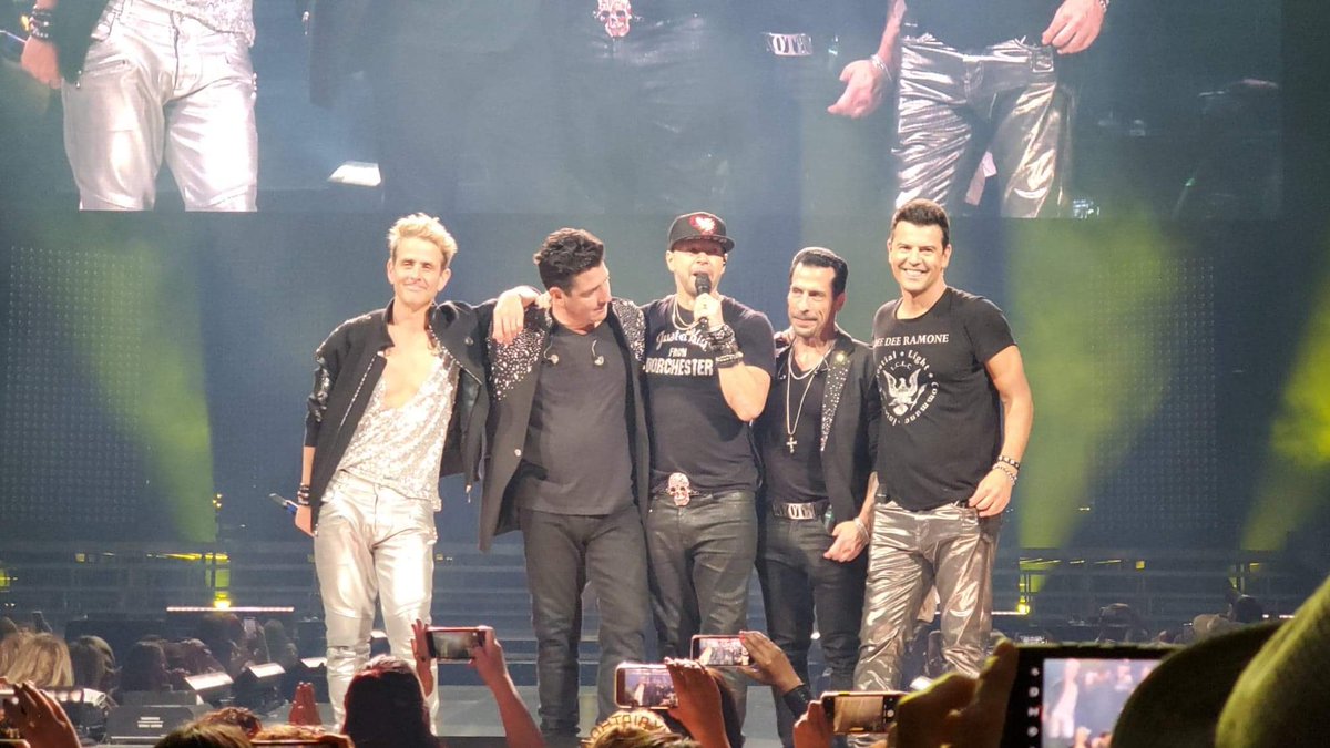 jennyfa7's tweet photo. #nkotbmixtapetour Boston. Show #4 for me this tour and my last was amazing! Can’t wait for whatever is next! I’ll get a barstool someday! @DonnieWahlberg 🤖❤️♾ https://t.co/7ngivfXx5T