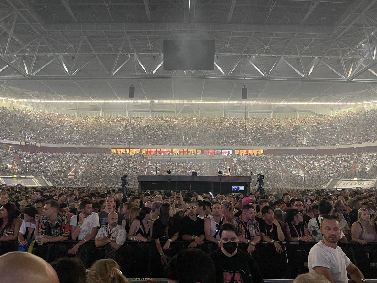 SOLD OUT SHOW LIKE LADY GAGA