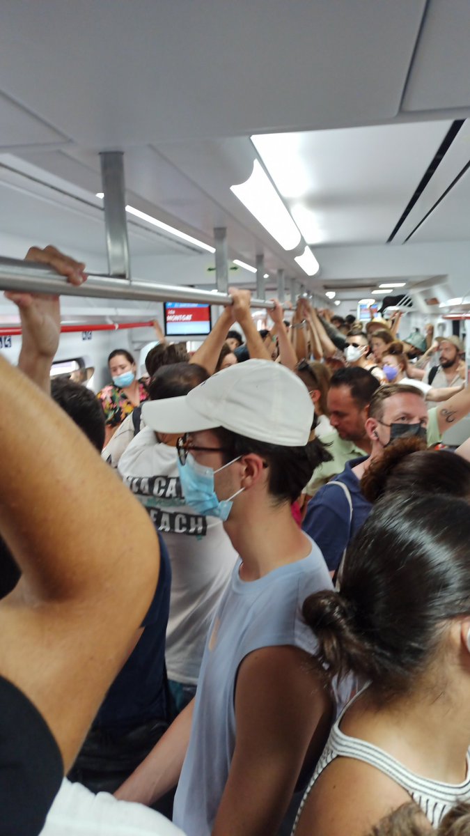 Un tren cada 30 minuts els diumenges d'estiu a la línia del Maresme #R1. Resultat: com sardines i sense aire acondicionat. Vergonya de <a href="/rodalies/">Rodalies Catalunya</a>!