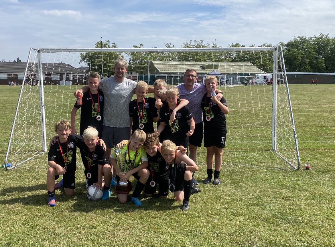 kingsthorne_JFC's tweet photo. A massive Thank You to all the teams who turned up to our U11 Tournament today especially in the heat 👍⚽️

Some great football played today and another successful day.

Congratulations to both @AUnder8s and @MossleyHillSun on winning the cups today.

See you all next year 🔴⚫️ https://t.co/iC9lvmWAEQ
