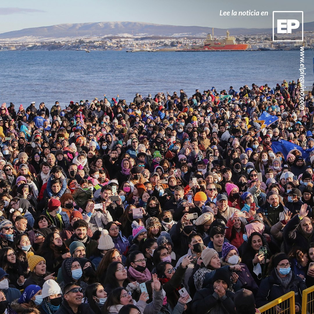 pinguinodiario's tweet photo. ❄Galería I En total, unas 15 mil personas se acercaron a las gélidas aguas del estrecho que recibió a magallánicos, nacionales y extranjeros en una jornada de nieve y temperaturas bajo cero en Punta Arenas. #chapuzondelestrecho #magallanes #PuntaArenas https://t.co/hUOETZ6Y0Y