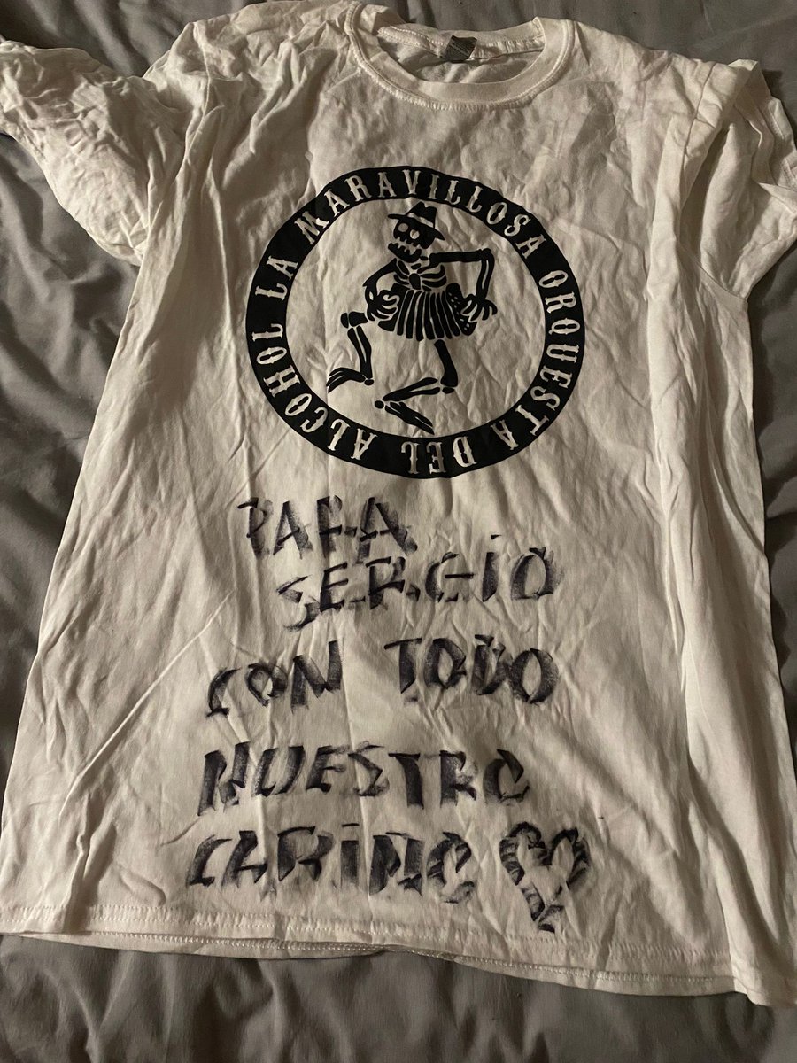 Hola, <a href="/estoesLaMODA/">La M.O.D.A. 𐁇</a>. La semana pasada le firmasteis en Pamplona esta camiseta a nuestro amigo Sergio Tremosa.

Llevaba siete años peleando contra el cáncer y la intención era dársela cuando al ir a verle este finde, pero no ha aguantado.