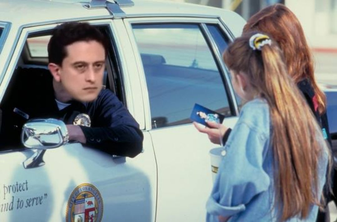 Pelicolombianas's tweet photo. - Si ven a John Connor, díganle que lo está buscando la DIAN. https://t.co/patFn1YuQM
