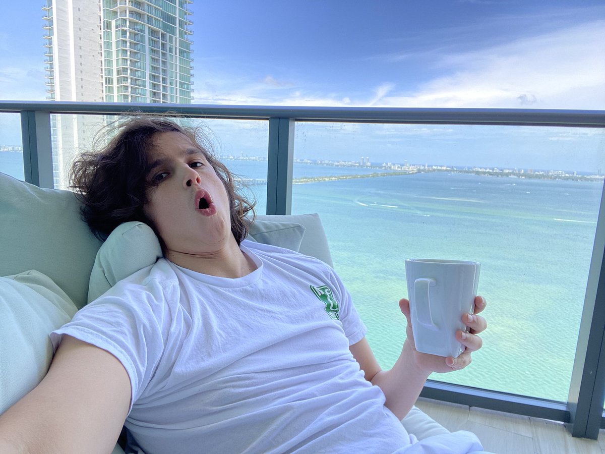 cagyjan1's tweet photo. chilling super hard! 

Happy Sunday ⚡️ https://t.co/nqBqjxJn6M