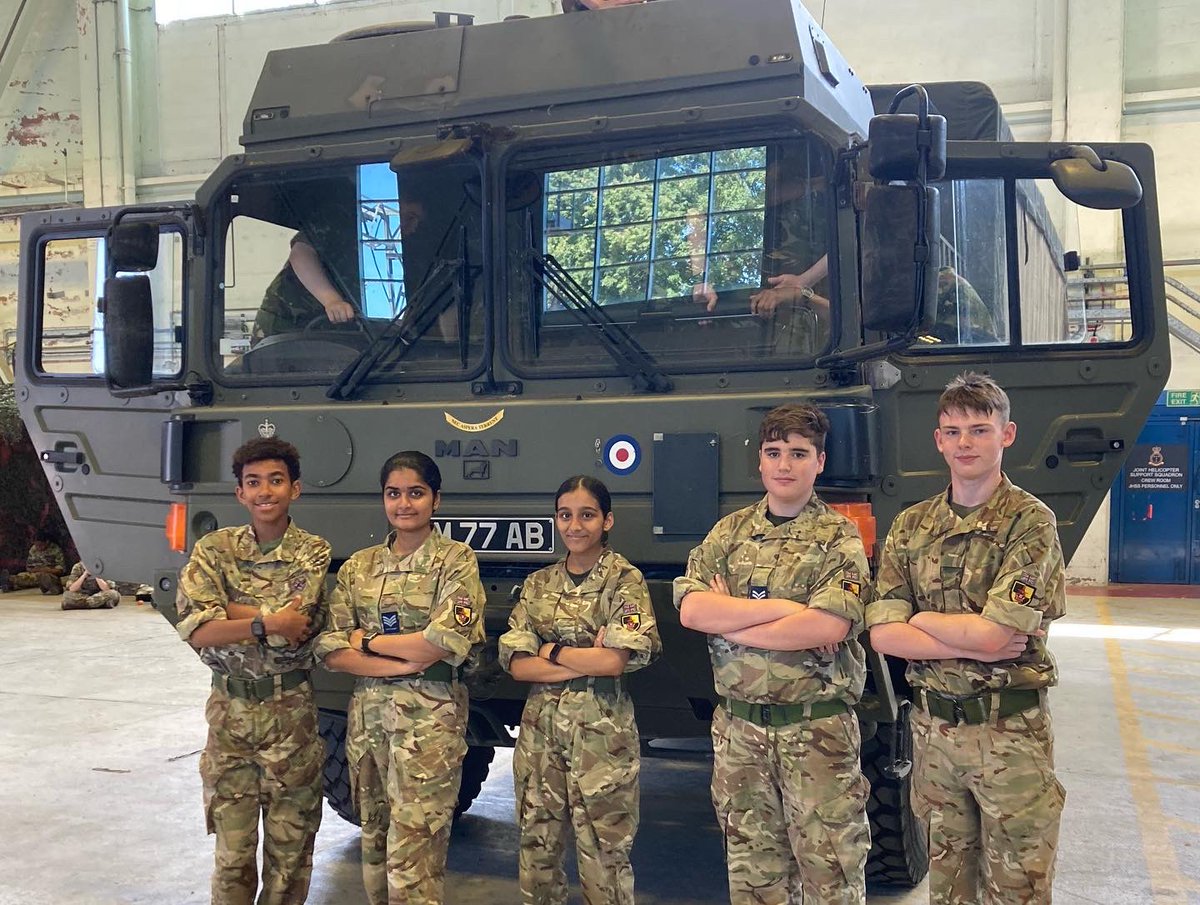 2FWatford's tweet photo. On Saturday, 5 cadets from 2F took part in an Aviation Muster at RAF Benson. There were smiles all round as the cadets had the opportunity to get a close up view of the RAF Land Rovers on display and even fly in a Puma helicopter! @OCHertsBucks @hbwaircadets https://t.co/EgJAOjGuJD