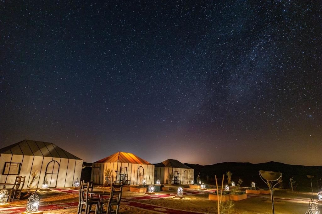 IsiAuk's tweet photo. Une belle soirée au cœur de Merzouga
#morocco
#maroc
#amazingh https://t.co/fjFujXetKj