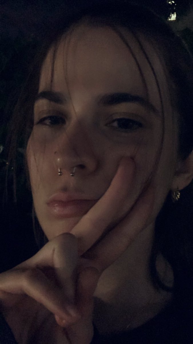 pixelchickk's tweet photo. I love me! Me me me! Sarah loves herselffffff! With a great big hug and a kiss from me to me, I am Sarah me me me! #conceitedbitch https://t.co/3fkLjXC8dI