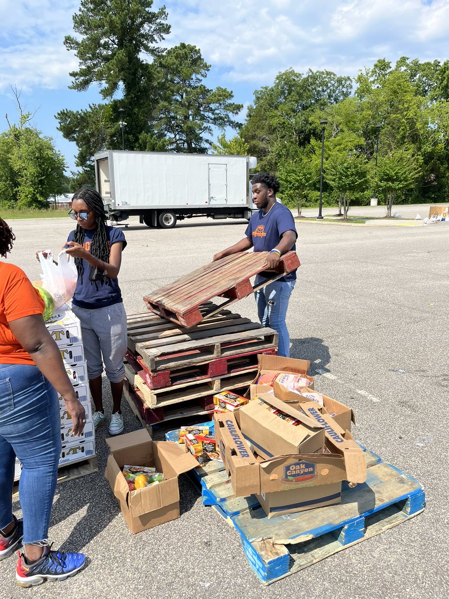 Great day of service with Virginia State University students, staff, and Summer Bridge participants! What a magnificent morning of fellowship and fun representing at the Chesterfield County Food Bank in Ettrick!