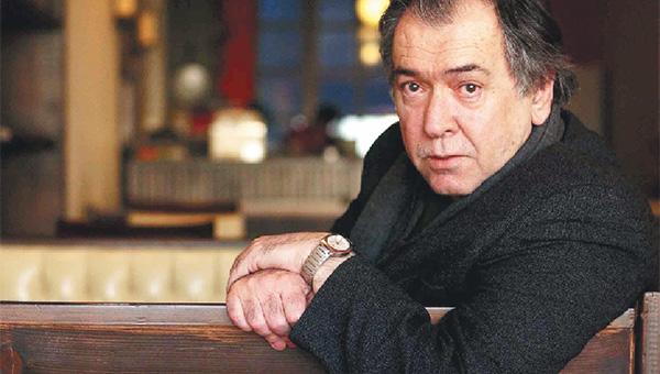 Hakkâri'de Bir Mevsim, Kanal, Bereketli Topraklar Üzerinde ve daha birçok filmin yönetmenliğini yapan Erden Kıral, beyin kanaması sebebiyle tedavi gördüğü hastanede hayatını kaybetti. Başımız sağ olsun...