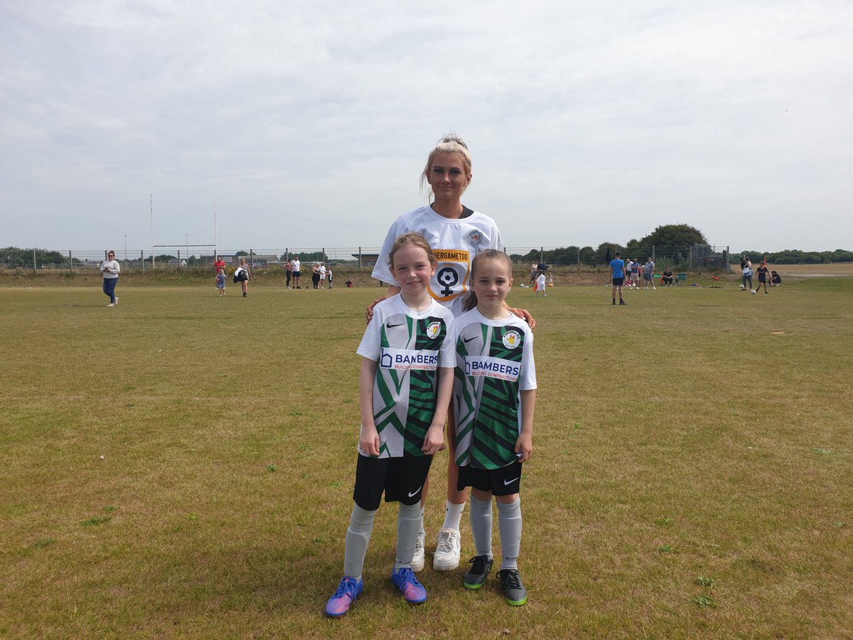 fc_foxhall's tweet photo. A big thank you to @FTownwrens player @HollyBo04 for coming down today, joining in &amp; having pictures with our girls at @fc_foxhall   🦊⚽️👏👏😫🤐😫 #foxhalfc #hergametoo https://t.co/Ndsl9WUYfl