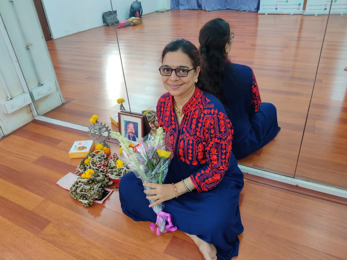 dranuharshal's tweet photo. She nurtured me to learn, seek n excel whether academics or dance Maa encouraged me to do it all, in her i see the blessings of the the Gurus who guided me, fine tuned my skills n allowed me to b a better version of myself #celebration #gurupoornima #strivehard #kathakdance #grow https://t.co/87HhlXPbCP
