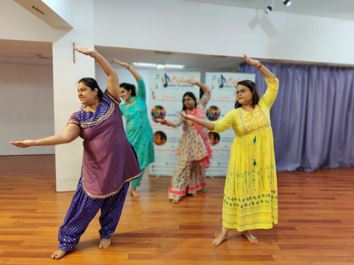 dranuharshal's tweet photo. She nurtured me to learn, seek n excel whether academics or dance Maa encouraged me to do it all, in her i see the blessings of the the Gurus who guided me, fine tuned my skills n allowed me to b a better version of myself #celebration #gurupoornima #strivehard #kathakdance #grow https://t.co/87HhlXPbCP