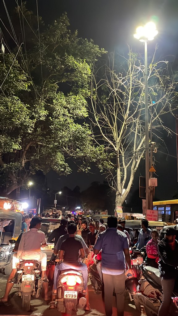 sid_shri's tweet photo. @PuneCityTraffic huge traffic blockage in Mundhwa Manjri road at Shivaji chowk, people are blocking wrong lane. Need immediate intervention!! https://t.co/DN4XyTgNSN