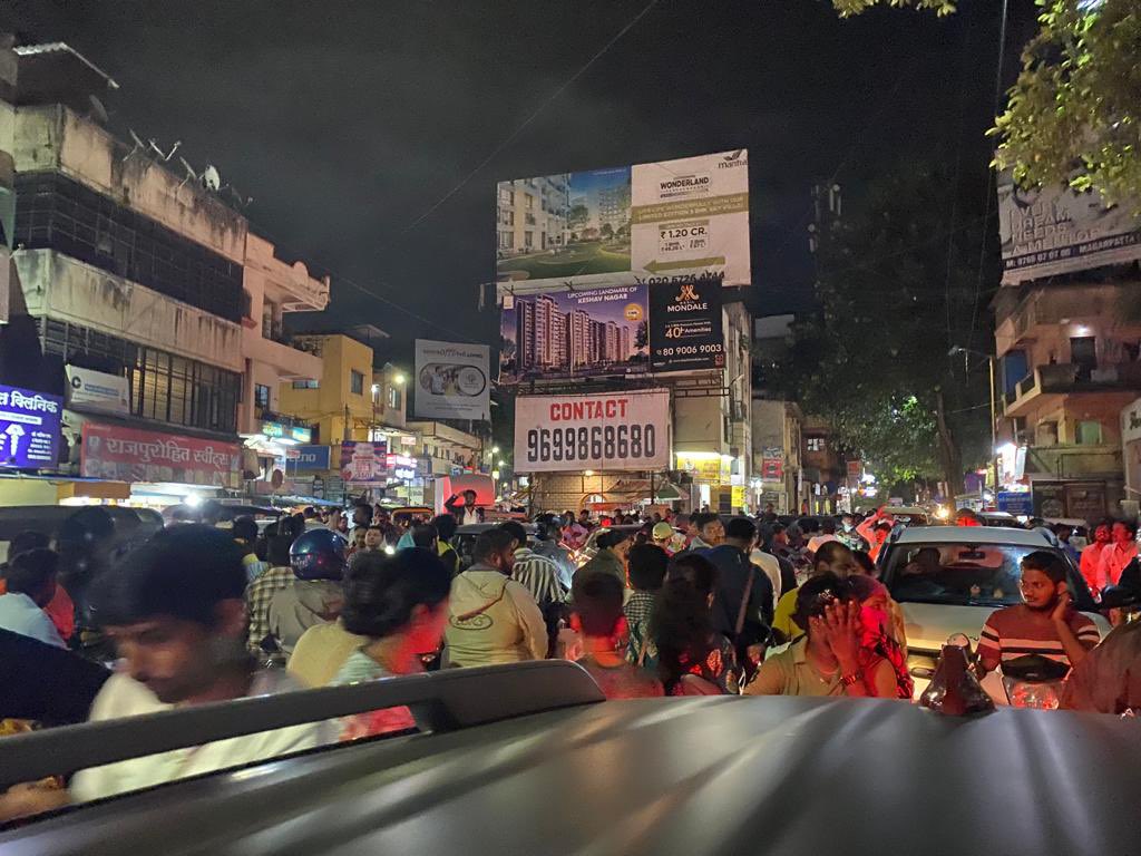 sid_shri's tweet photo. @PuneCityTraffic huge traffic blockage in Mundhwa Manjri road at Shivaji chowk, people are blocking wrong lane. Need immediate intervention!! https://t.co/DN4XyTgNSN