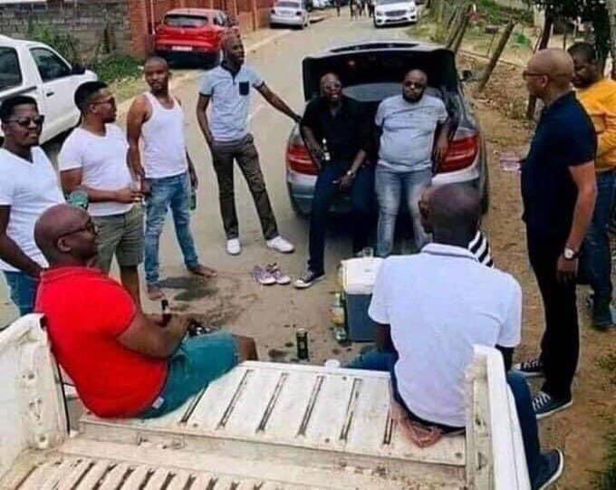 imustforever's tweet photo. Hapa ukute wote hawafahamiani majina na story zinapigwa saafi... Zile majina zinatrend apa ni

"Kiongozi, Bro, Mzee, Mwanangu, Captain, Mkuu, Brother"..!😁😂😂 https://t.co/quAIWSIOMv
