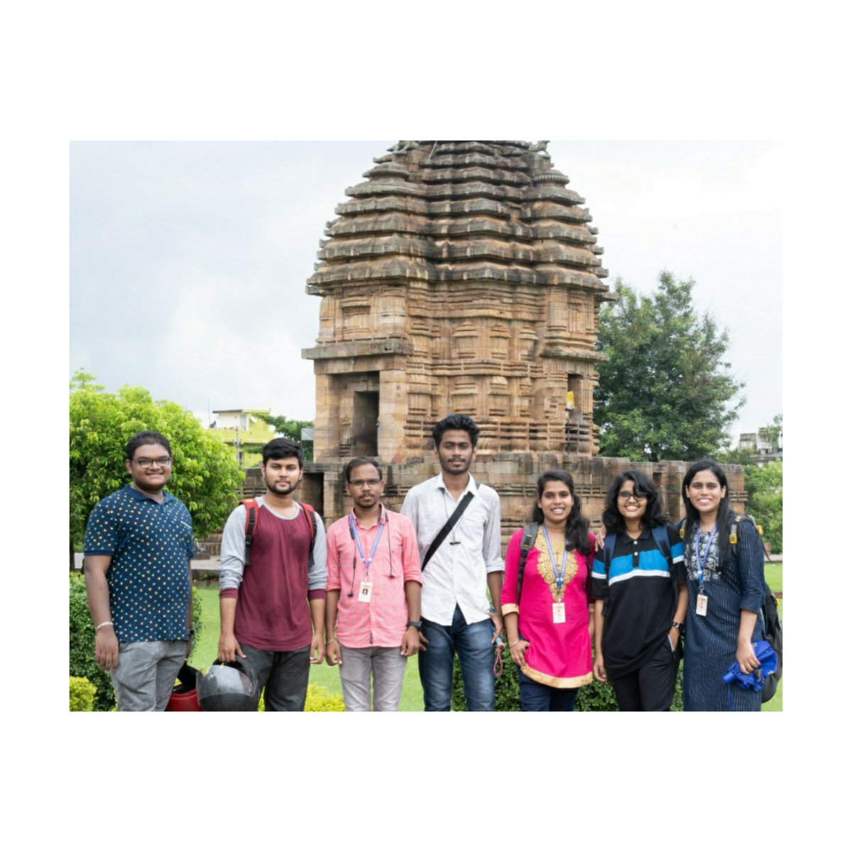 deepshikha002's tweet photo. AICTE INTERNSHIP DAY-02(17/7/2022)
Jal Dharohar Sanrakshan
Team: Odisha University of Technology and Research, Bbsr
Visited the assigned site, i.e, Bhaskareswar Temple and made a few observations about the water body present inside the premises of the temple.
#MissionAmritSarovar https://t.co/8iAO9EXRr6